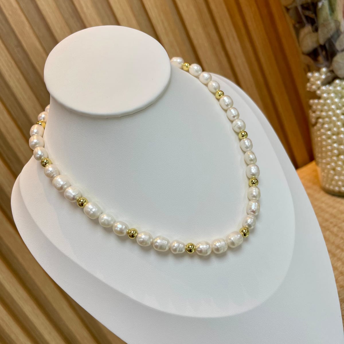 Collar con perla de río y balines acero dorado / unidad1