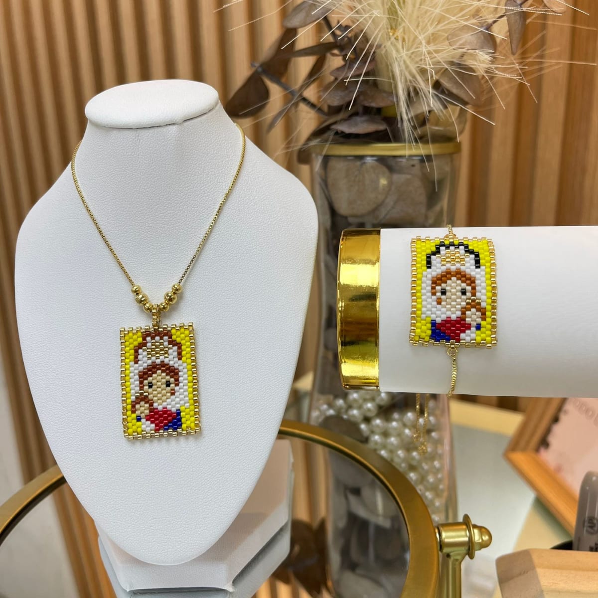 Accesorios con virgen Chiquinquirá tejida cuadrada VTE / unidad1