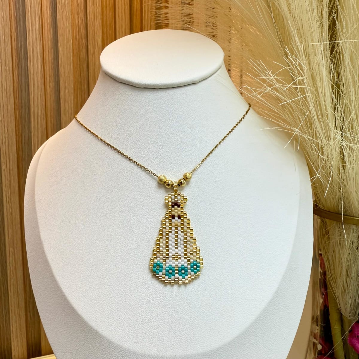 Collar con Virgen del Valle tejida miyuki / unidad1