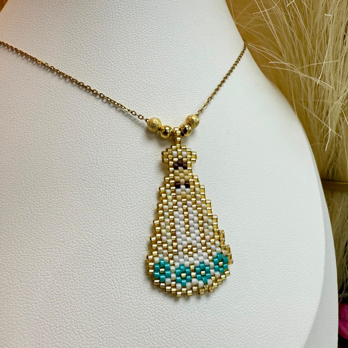 Collar con Virgen del Valle tejida miyuki / unidad2