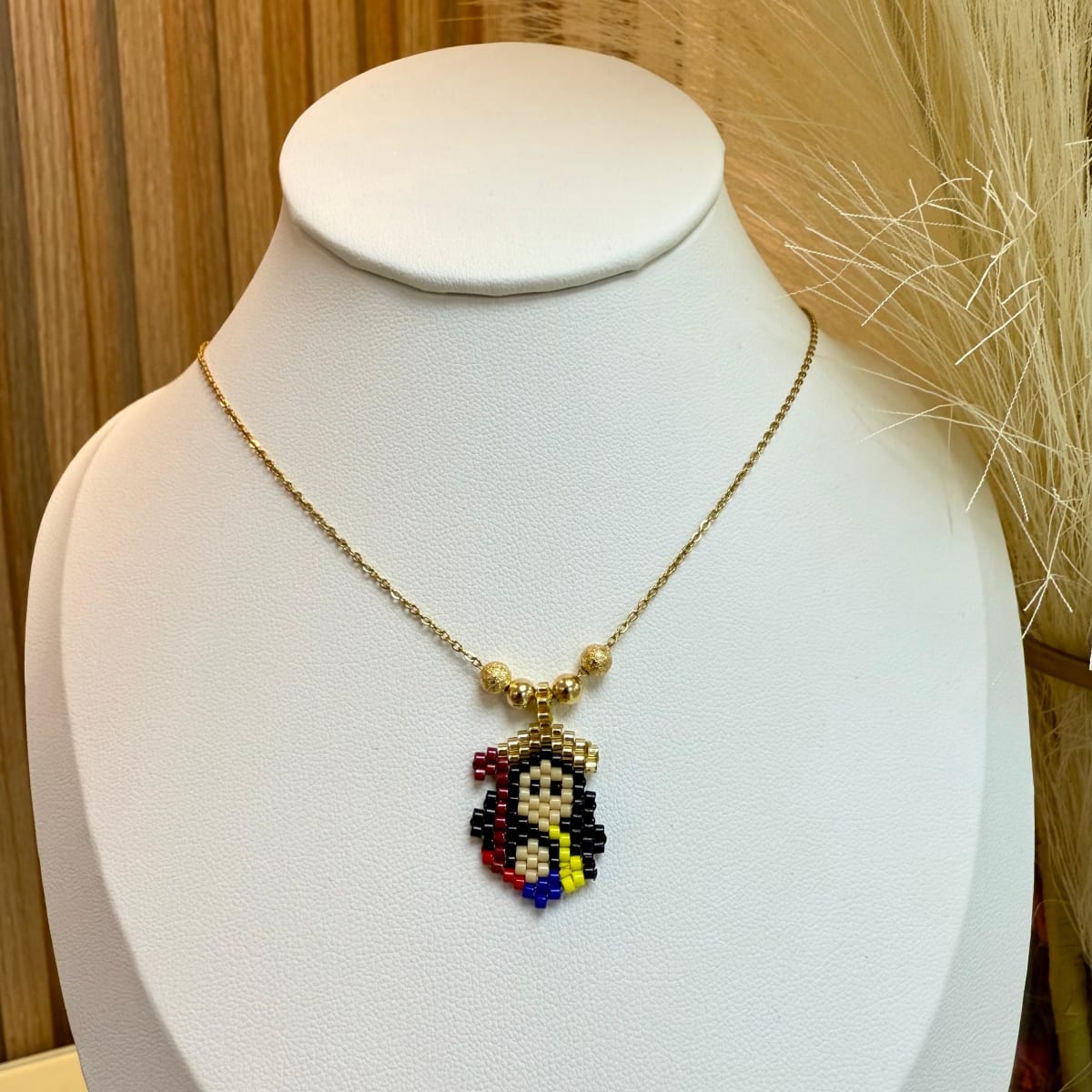 Collar con Virgen Divina Pastora tejida miyuki / unidad2