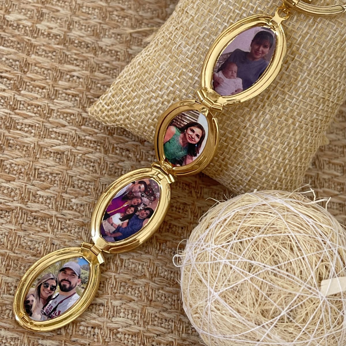 Llavero con relicario cuatro fotos personalizado dorado / unidad1
