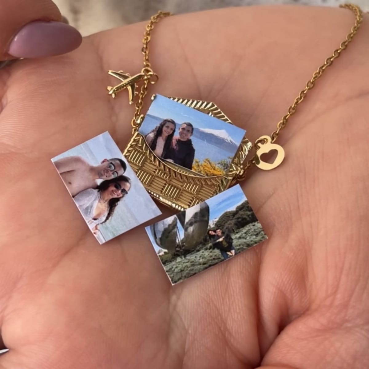 Collar con relicario sobre tres fotos personalizado dorado / unidad2