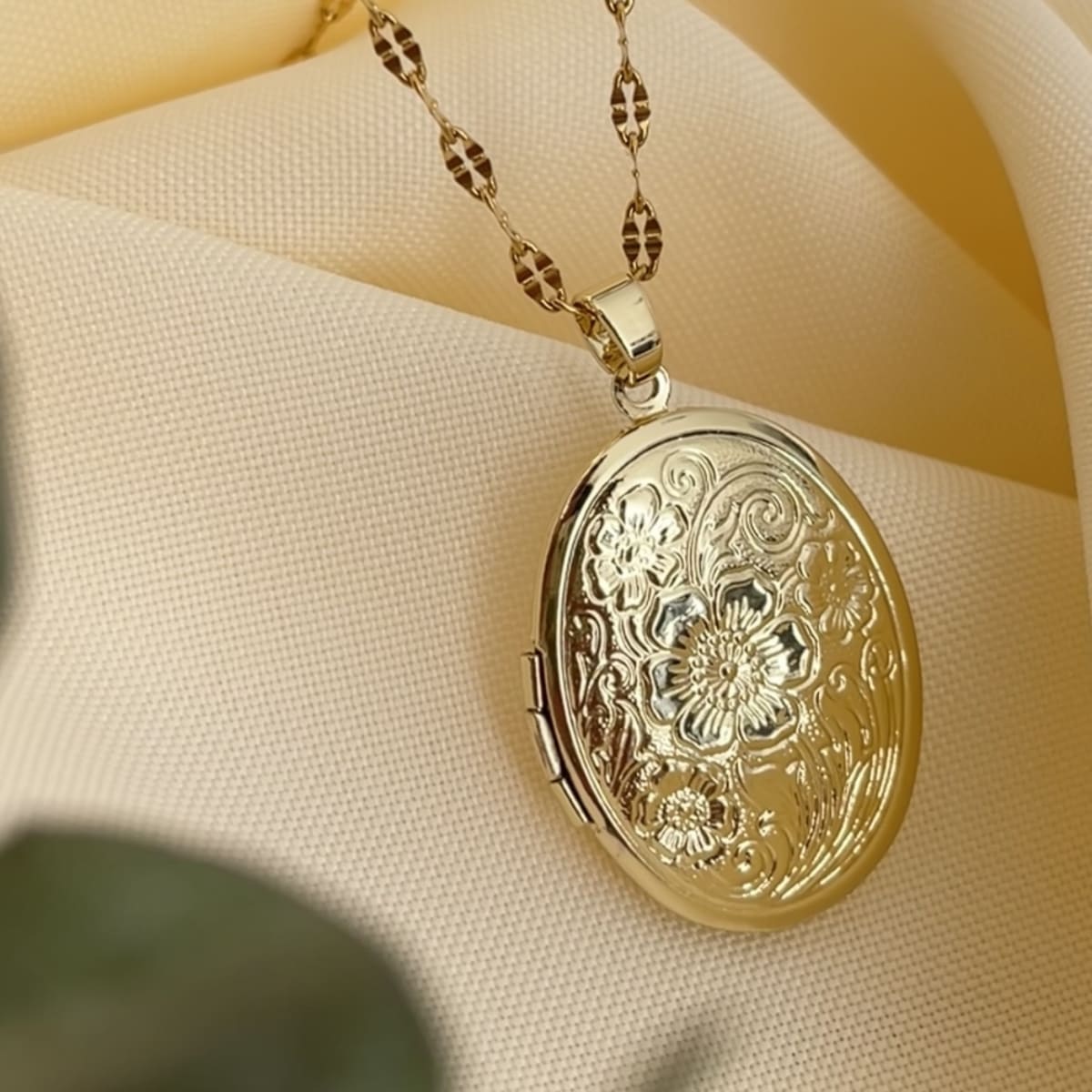 Collar con relicario ovalado dos fotos personalizado dorado / unidad3