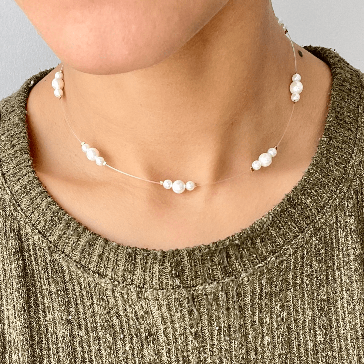 Collar choker invisible con perlas flotantes triple ajustable / unidad1