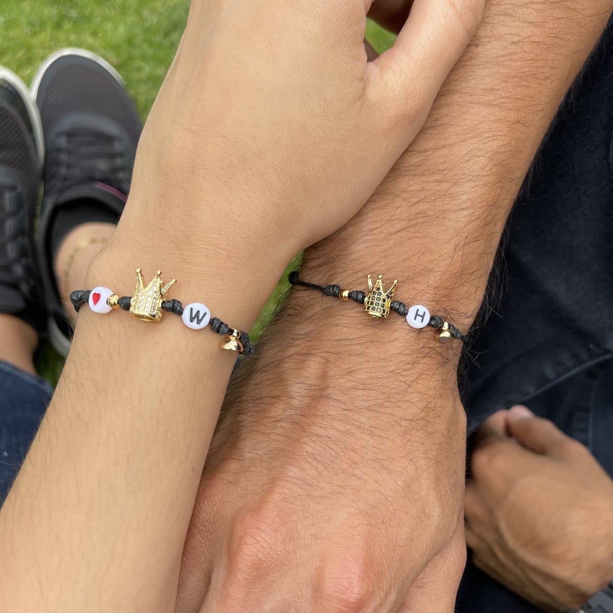 Regalos San Valentin pulseras pareja corona inicial imán / set1