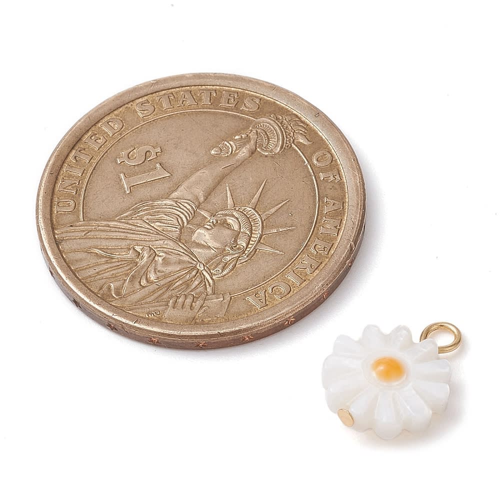 Dije colgante flor margarita 10 mm nacar / unidad3