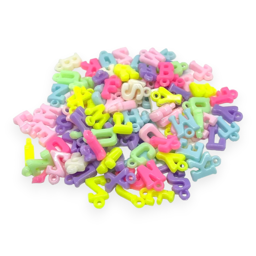 Letras colgantes plásticas multicolor 15 mm / 50 grs1
