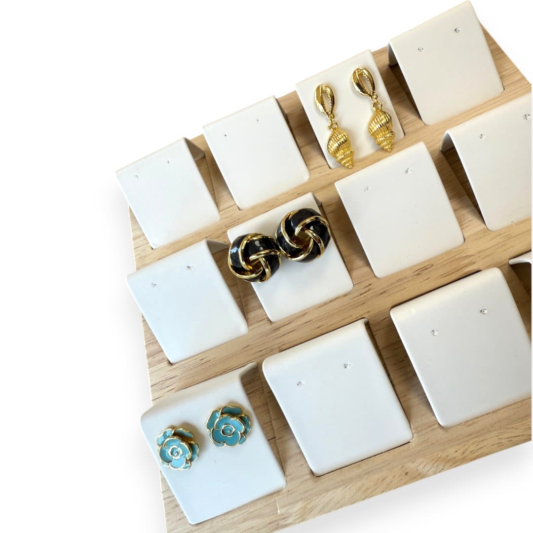 Exhibidor de aros tipo bandeja madera eco cuero blanco / unidad5