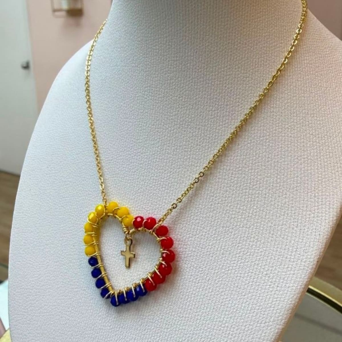 Collar con corazón tejido alambrismo con cristal / unidad2