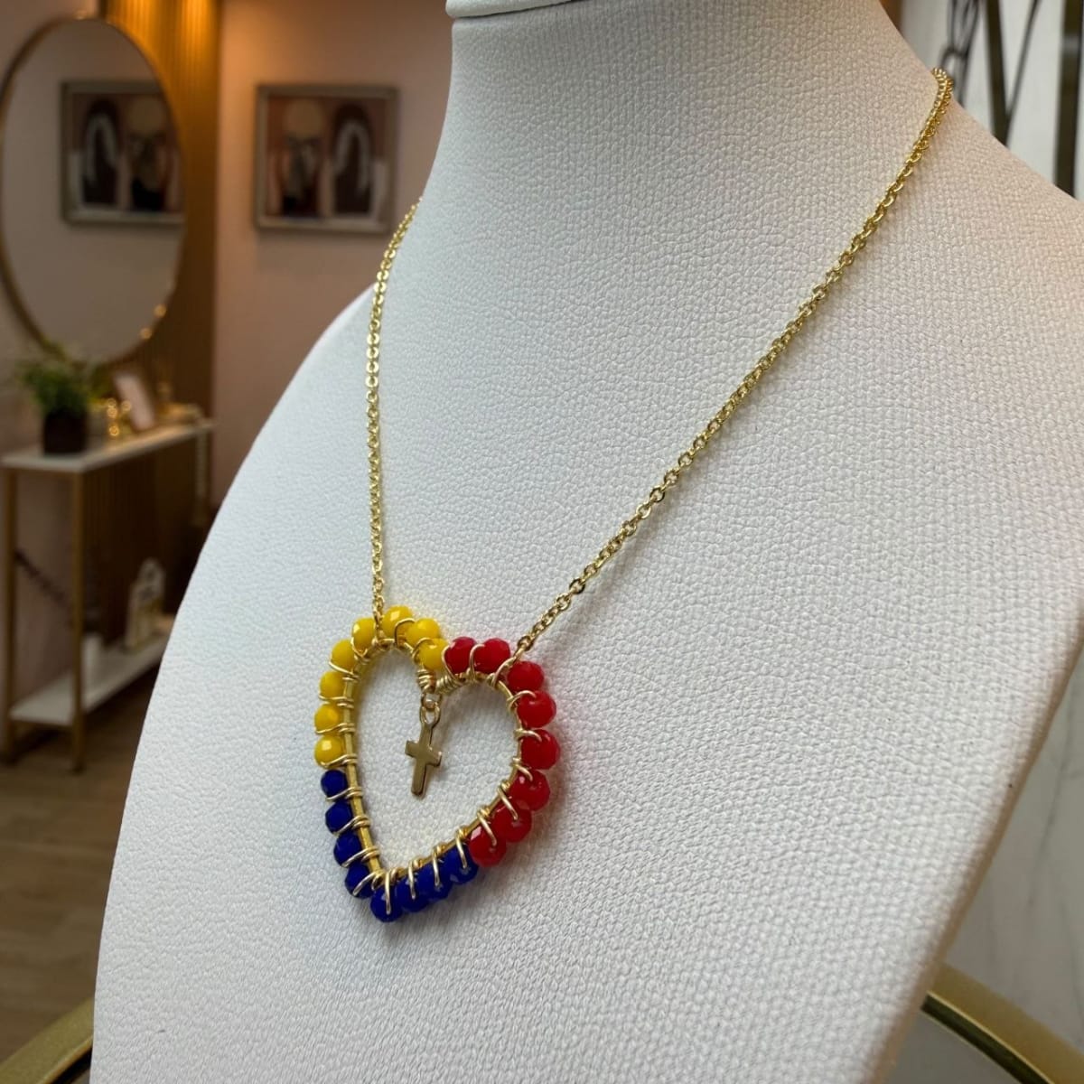 Collar con corazón tejido alambrismo con cristal / unidad1