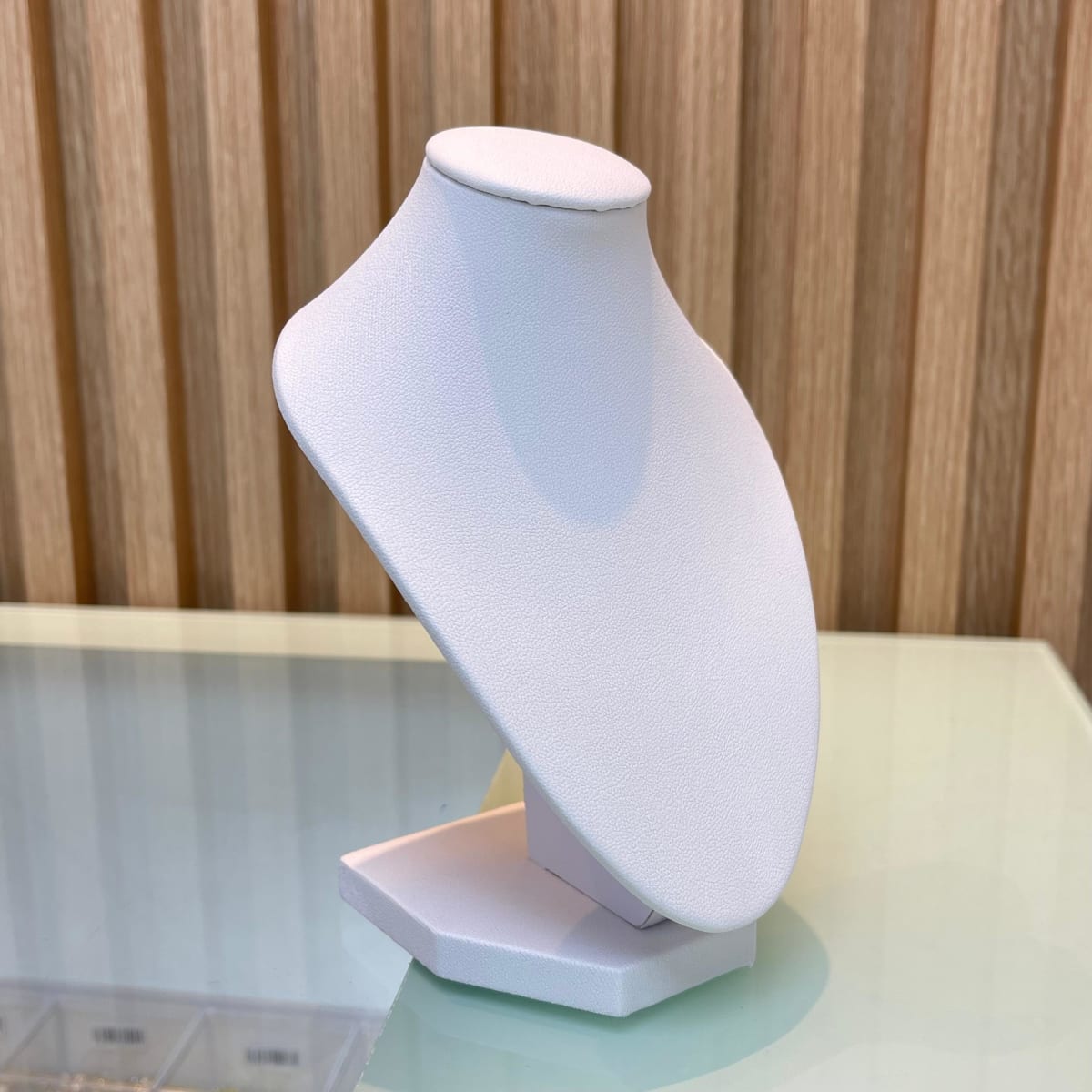 Exhibidor mostrario cuello alargado eco cuero blanco chico / unidad3