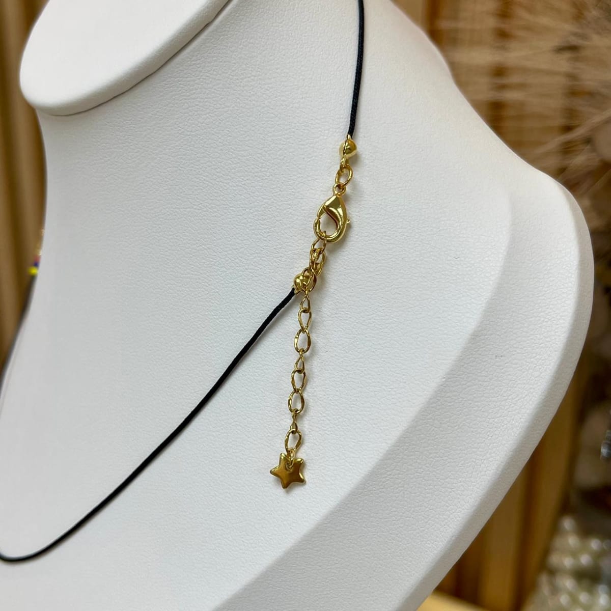 Collar hilo negro con mapa de venezuela tricolor vte / unidad2