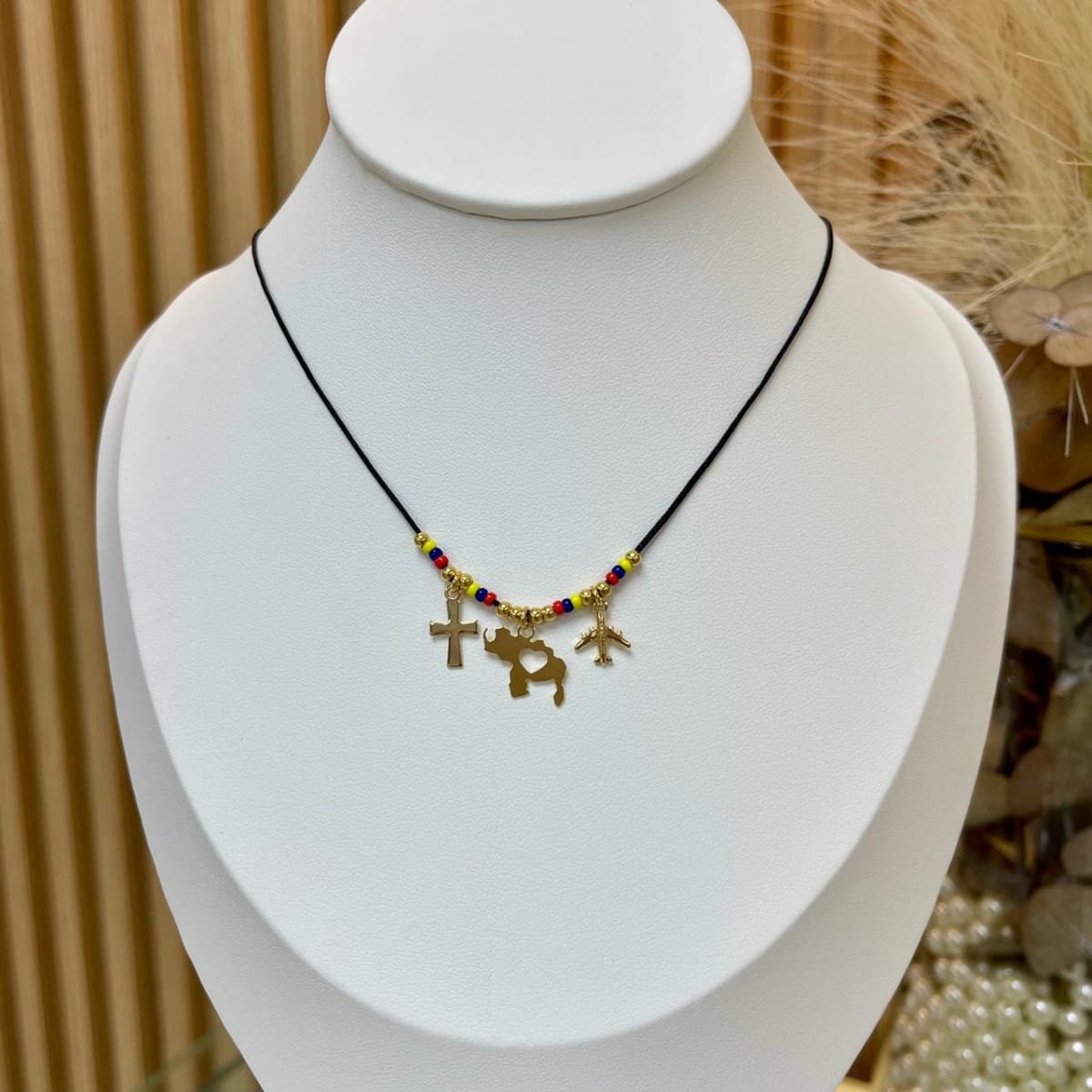 Collar hilo negro con mapa de venezuela tricolor vte / unidad1
