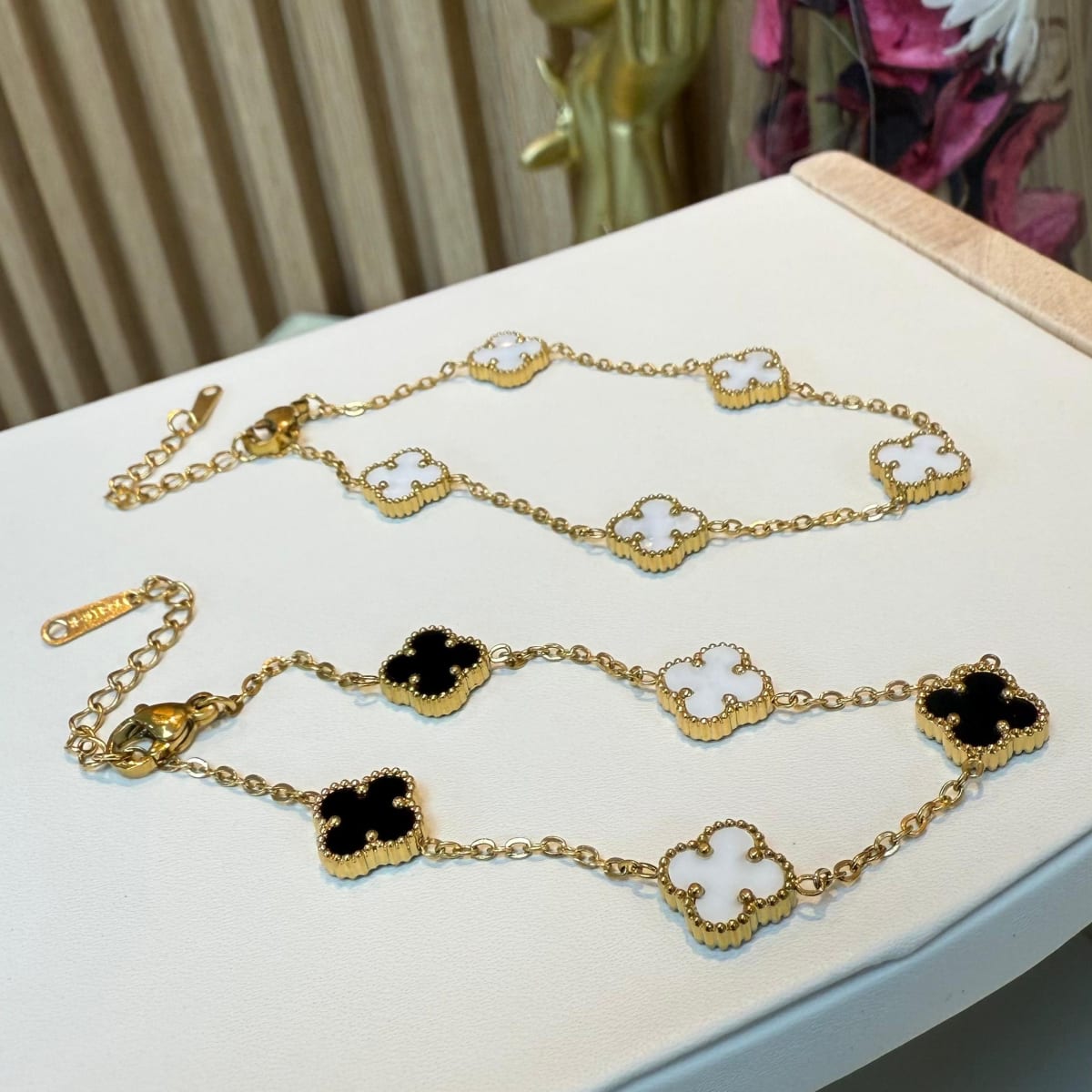 Pulsera trébol 4 hojas blanco negro acero dorado / unidad1