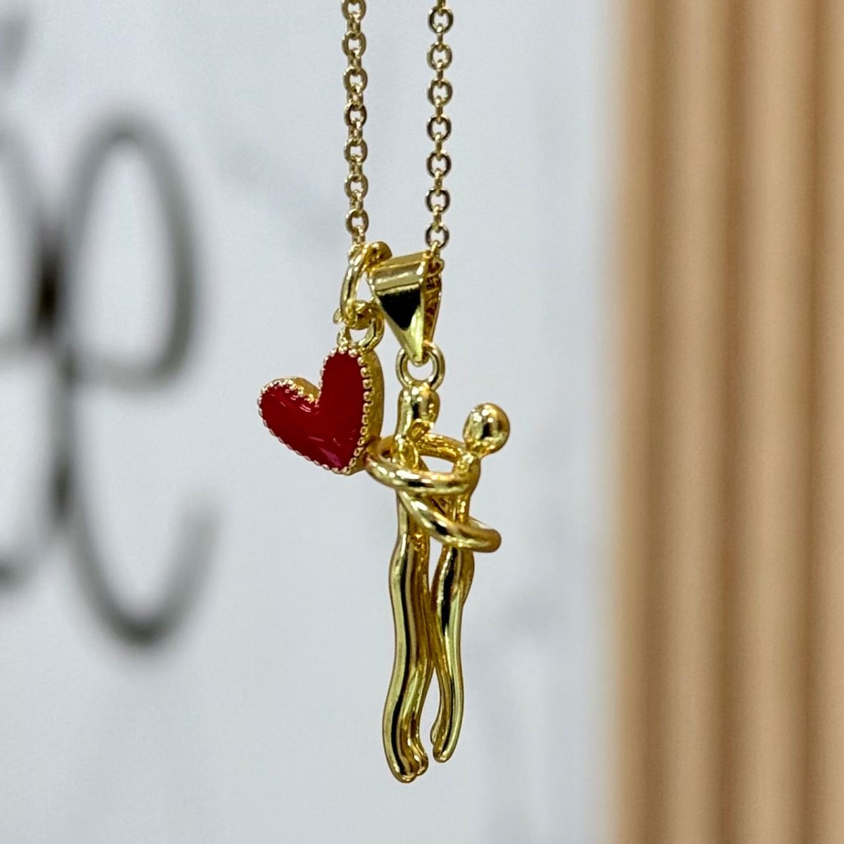 Collar abrazo pareja baño de oro / unidad1