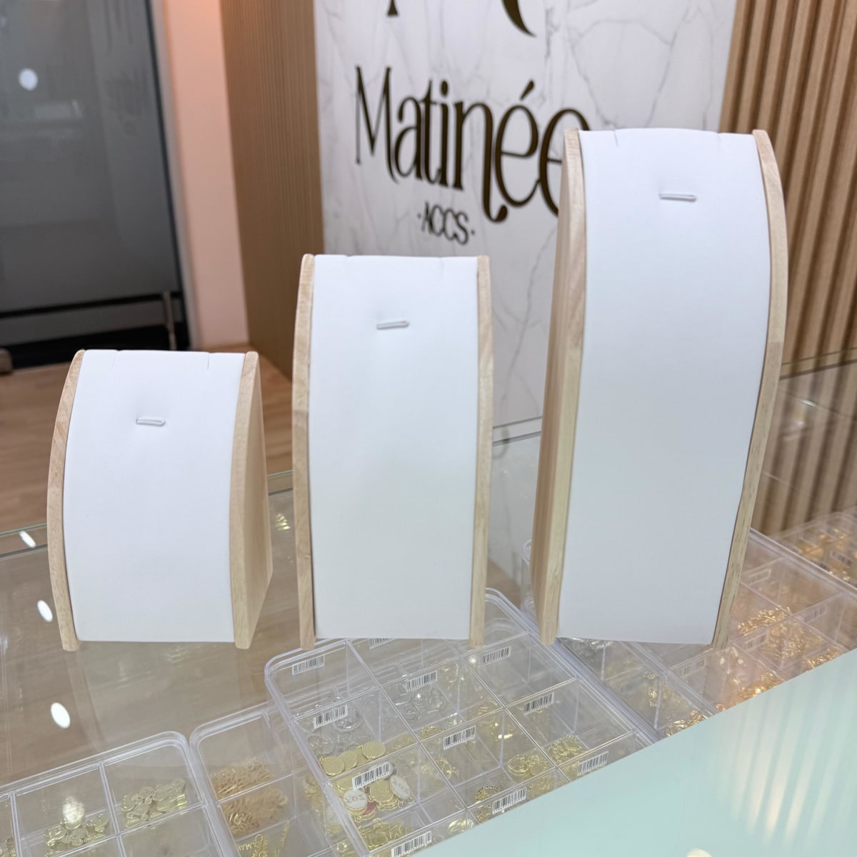 Set 3 exhibidores forma de arco madera eco cuero blanco / set5