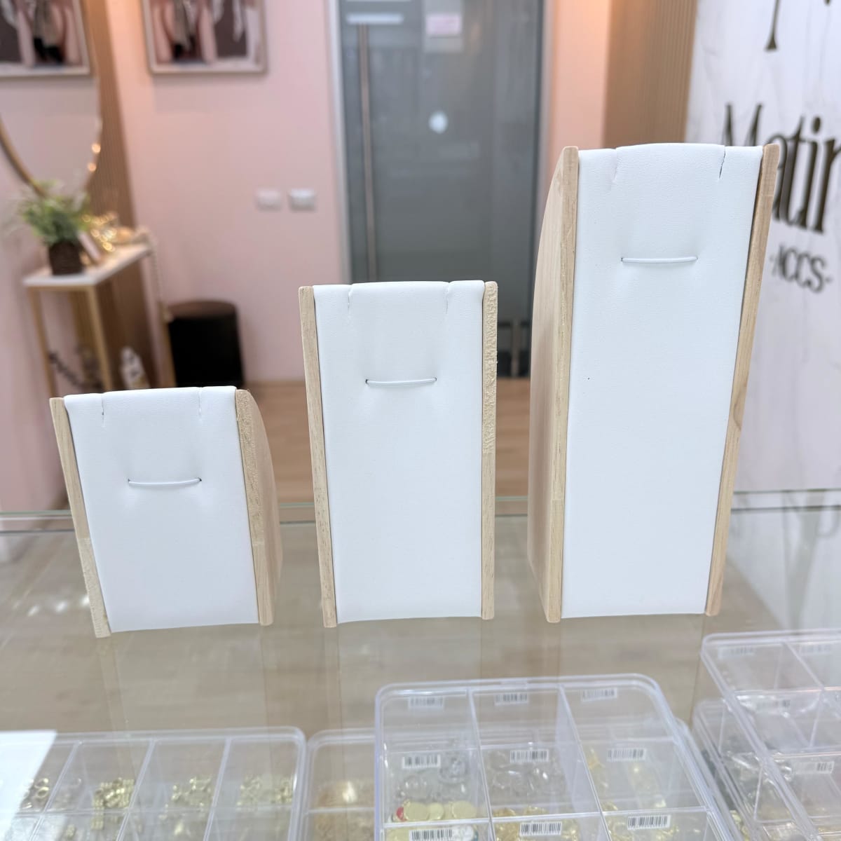 Set 3 exhibidores forma de arco madera eco cuero blanco / set4