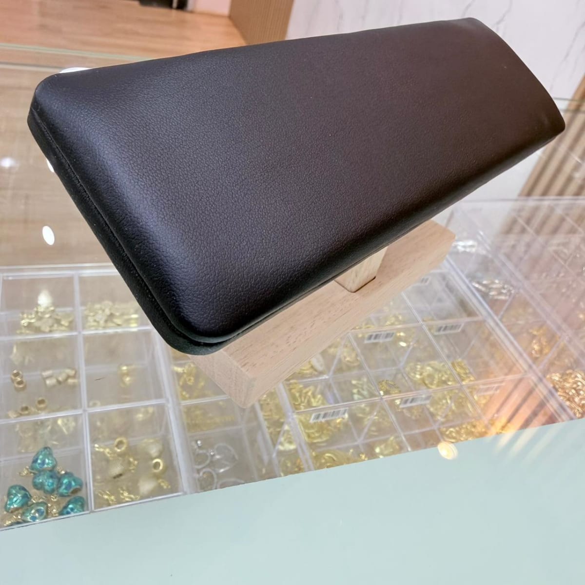 Exhibidor barra plana madera eco cuero negro / unidad5