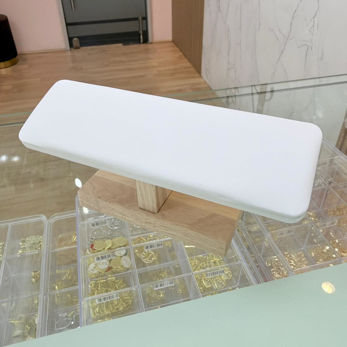 Exhibidor barra plana madera eco cuero blanco / unidad5
