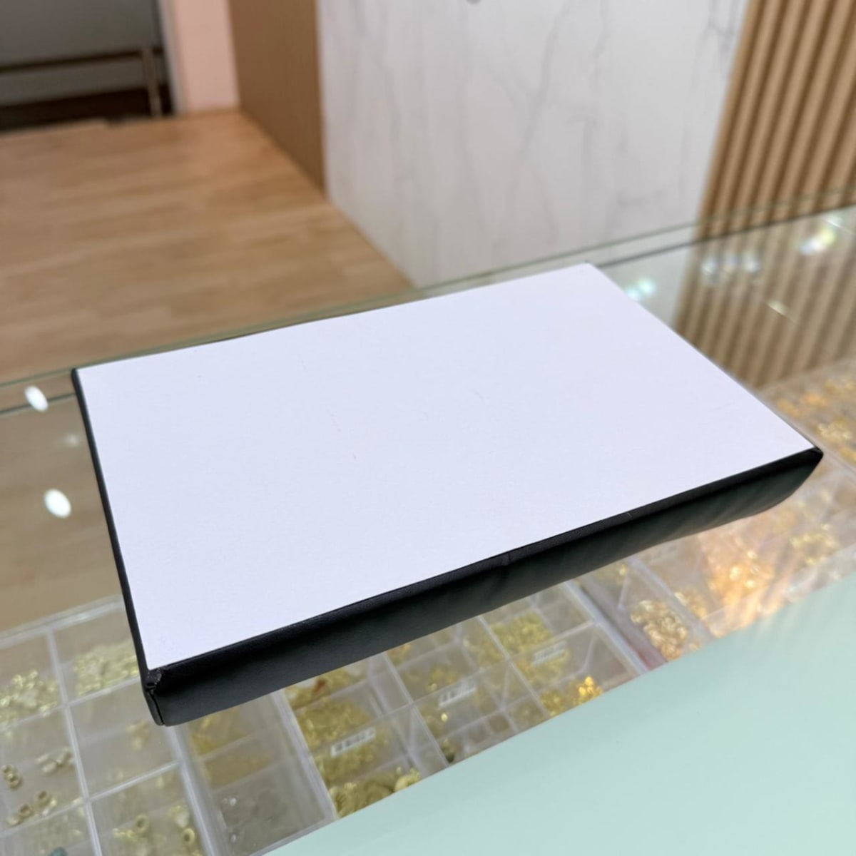 Exhibidor medio cilindro eco cuero negro / unidad4