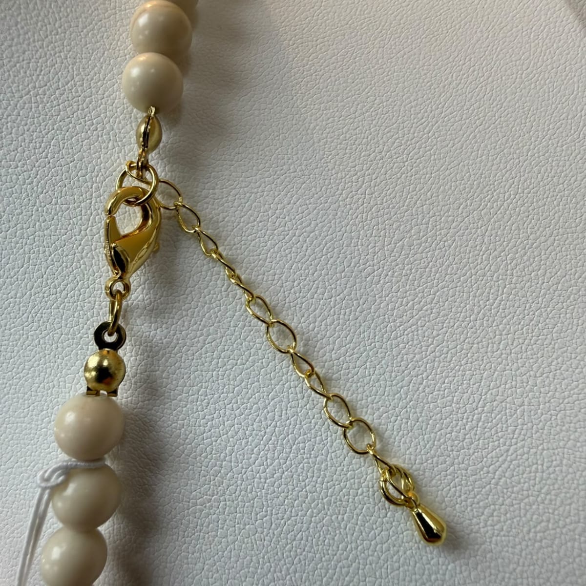 Collar piedra fósil crema con maxi cuerno baño de oro / unidad3