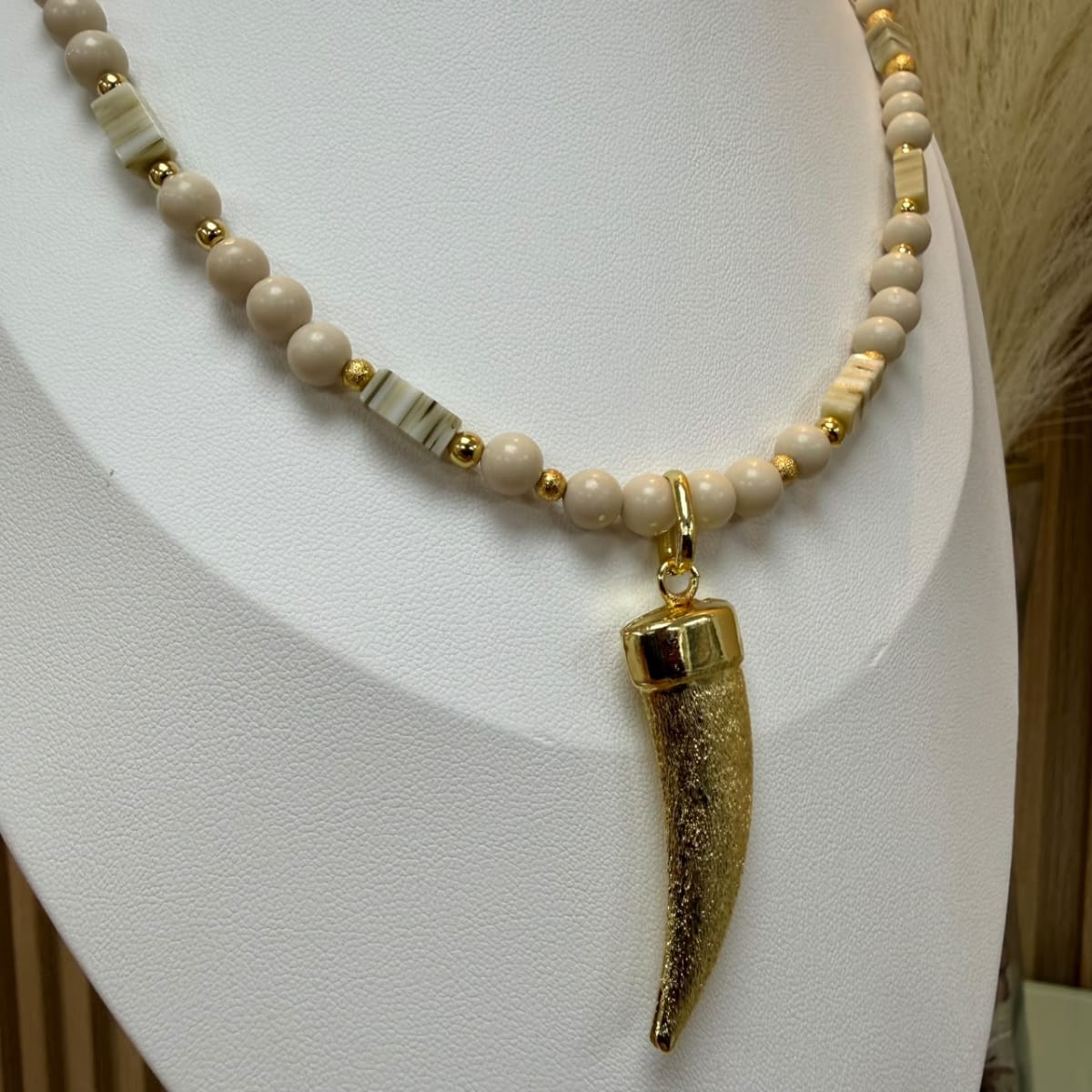 Collar piedra fósil crema con maxi cuerno baño de oro / unidad2