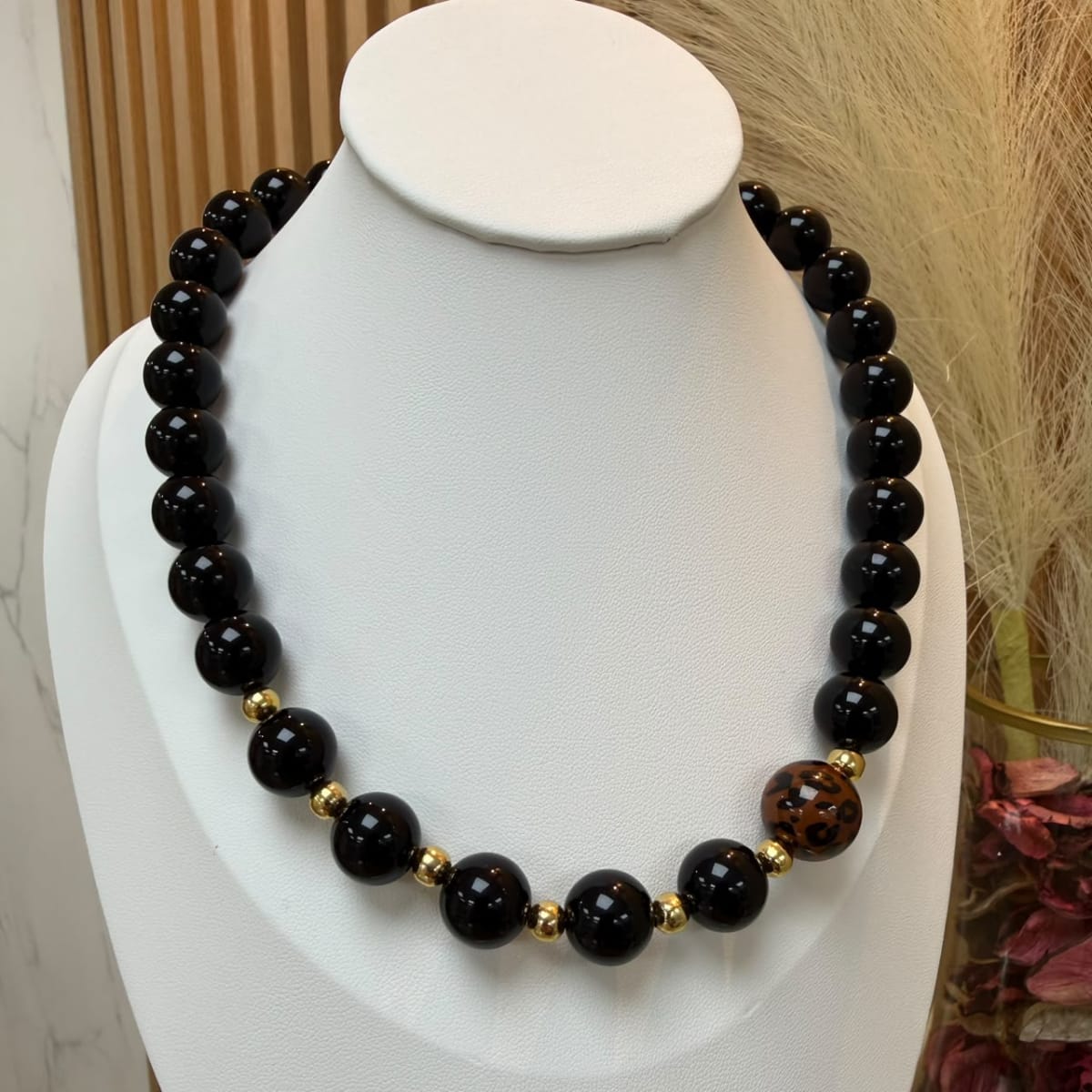 Collar cuentas de acrílico maximalista boho chic 16 mm chicle negro print / unidad1