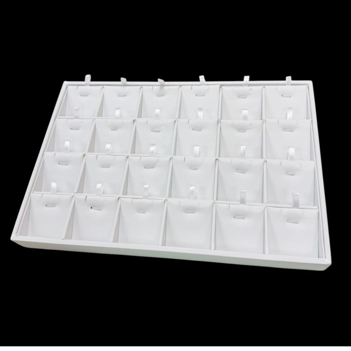 Exhibidor collar cadena tipo bandeja eco cuero blanco / unidad2