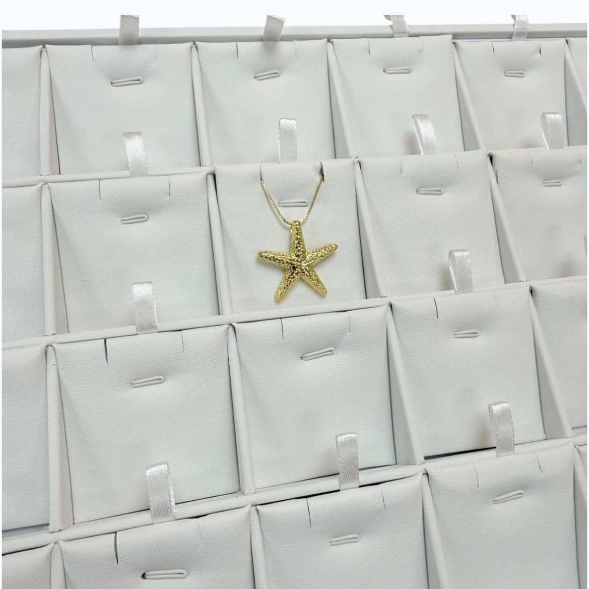 Exhibidor collar cadena tipo bandeja eco cuero blanco / unidad4