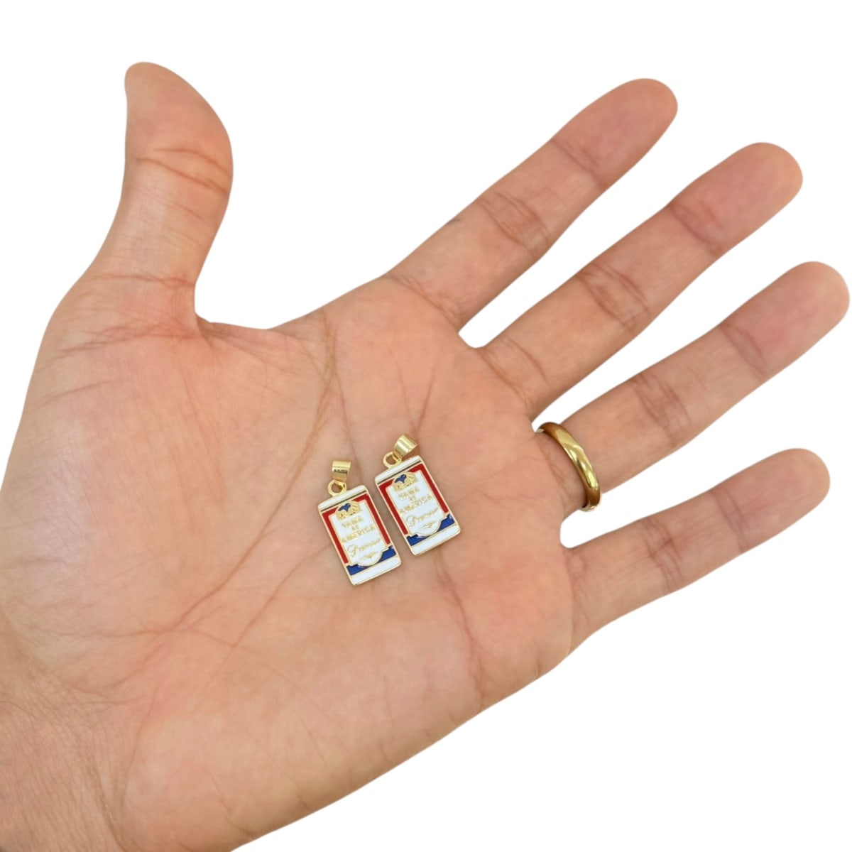 Dije colgante esmaltado café fama de america 18x10 mm baño oro / unidad2