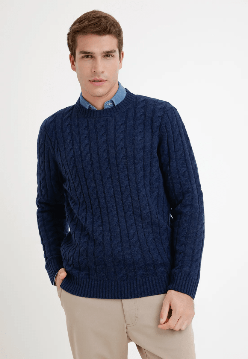 SWEATER HOMBRE CUELLO REDONDO TRENZADO AZUL MARINO TRIAL – ELEGANCIA Y CONFORT EN LANA PREMIUM I5003N0771