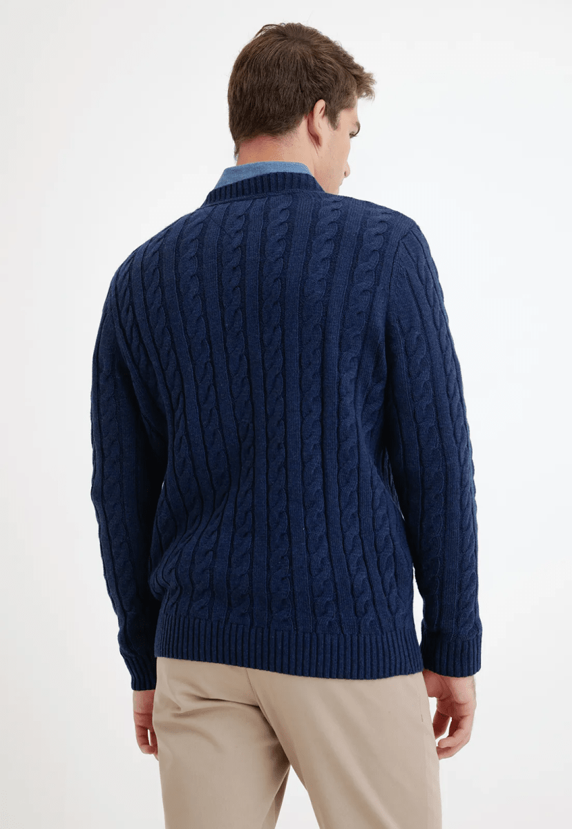 SWEATER HOMBRE CUELLO REDONDO TRENZADO AZUL MARINO TRIAL – ELEGANCIA Y CONFORT EN LANA PREMIUM I5003N0772