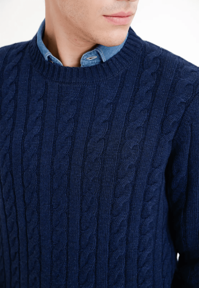SWEATER HOMBRE CUELLO REDONDO TRENZADO AZUL MARINO TRIAL – ELEGANCIA Y CONFORT EN LANA PREMIUM I5003N0773