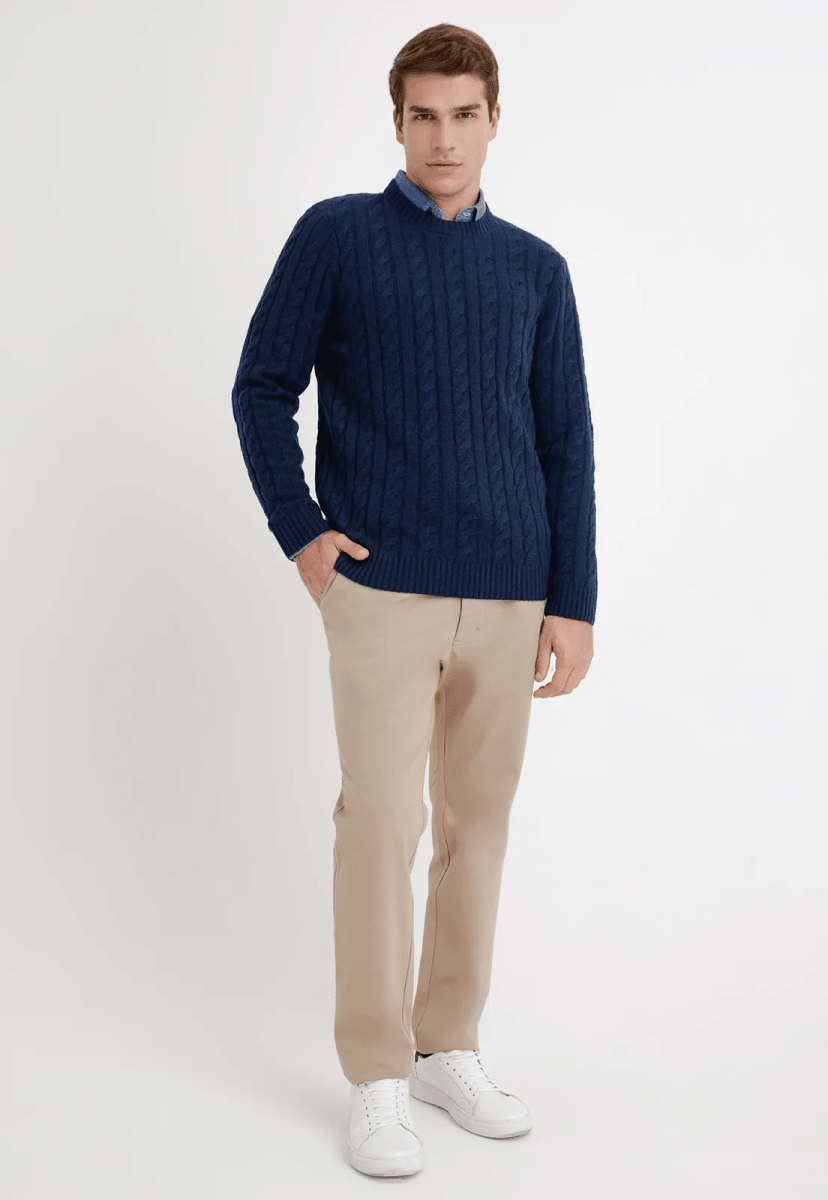 SWEATER HOMBRE CUELLO REDONDO TRENZADO AZUL MARINO TRIAL – ELEGANCIA Y CONFORT EN LANA PREMIUM I5003N0774