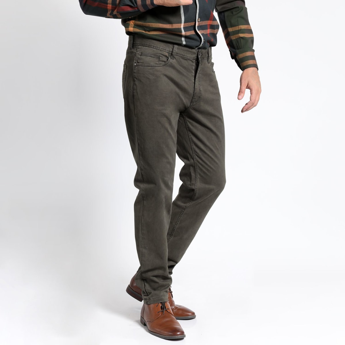 PANTALÓN HOMBRE GABARDINA 5 BOLSILLOS GARMENT DYE VERDE – ESTILO VINTAGE Y COMODIDAD MODERNA I3213N0952
