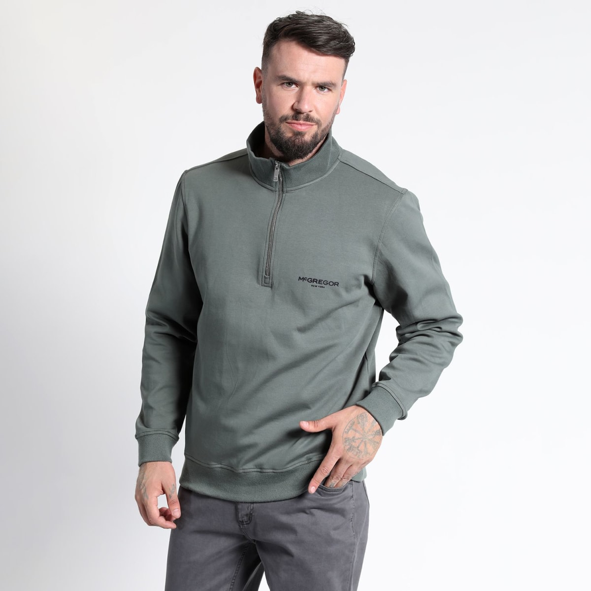 POLERÓN HOMBRE MEDIO CIERRE ESTAMPADO TEXTURADO VERDE OLIVA – ESTILO CASUAL Y CONFORT PARA TODA OCASIÓN I3030N0952