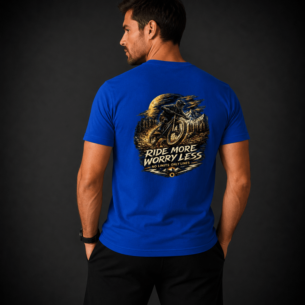 POLERA MANGA CORTA ESTAMPADA RIDE MORE WORRY LESS AZUL ROYAL V7002N0762