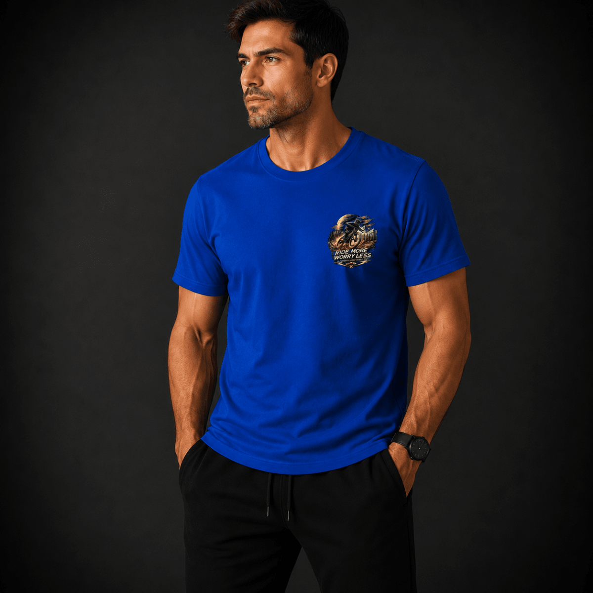 POLERA MANGA CORTA ESTAMPADA RIDE MORE WORRY LESS AZUL ROYAL V7002N0763