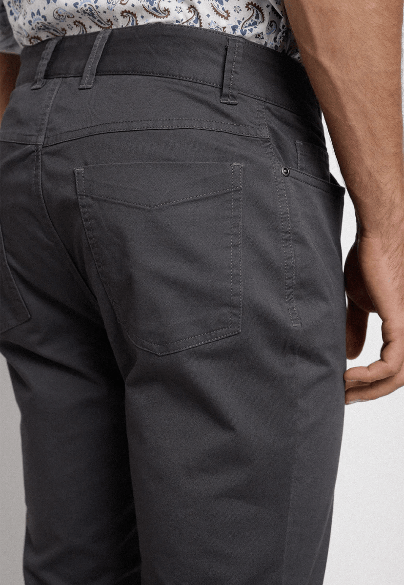 PANTALÓN GABARDINA 5 BOLSILLOS GRIS PARA HOMBRE – COMODIDAD Y ESTILO TODO EL DÍA I5005N0043