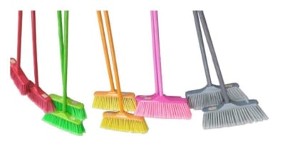 Escobillon multiusos con cabo colores surtido1