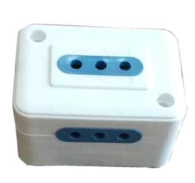 Enchufe hembra triple sobrepuesto plastico 10A 1