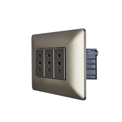 Tomacorriente triple 10A 250V 4918 cafe Stanford (enchufe)1