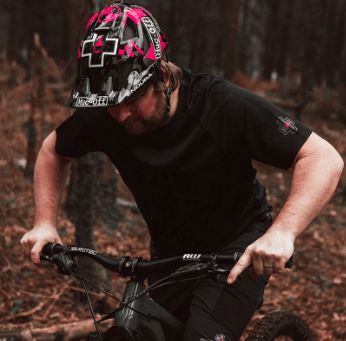 JERSEY NEGRO MUC OFF  CORTO2