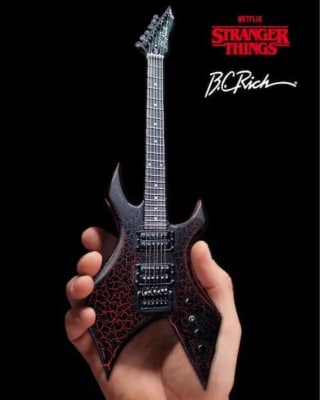 Modelo De Guitarra Miniatura De Stranger Things Eddie Munson1