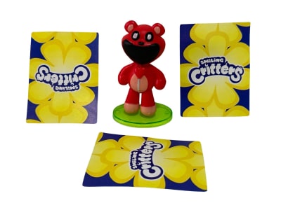 Figura Bobby Bearhug Smiling Critters + 3 Tarjetas Al Azar