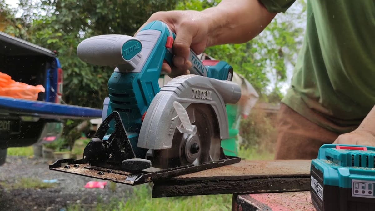 SIERRA CIRCULAR INALAMBRICA 140MM 20V TOTAL TOOLS TSLI14011