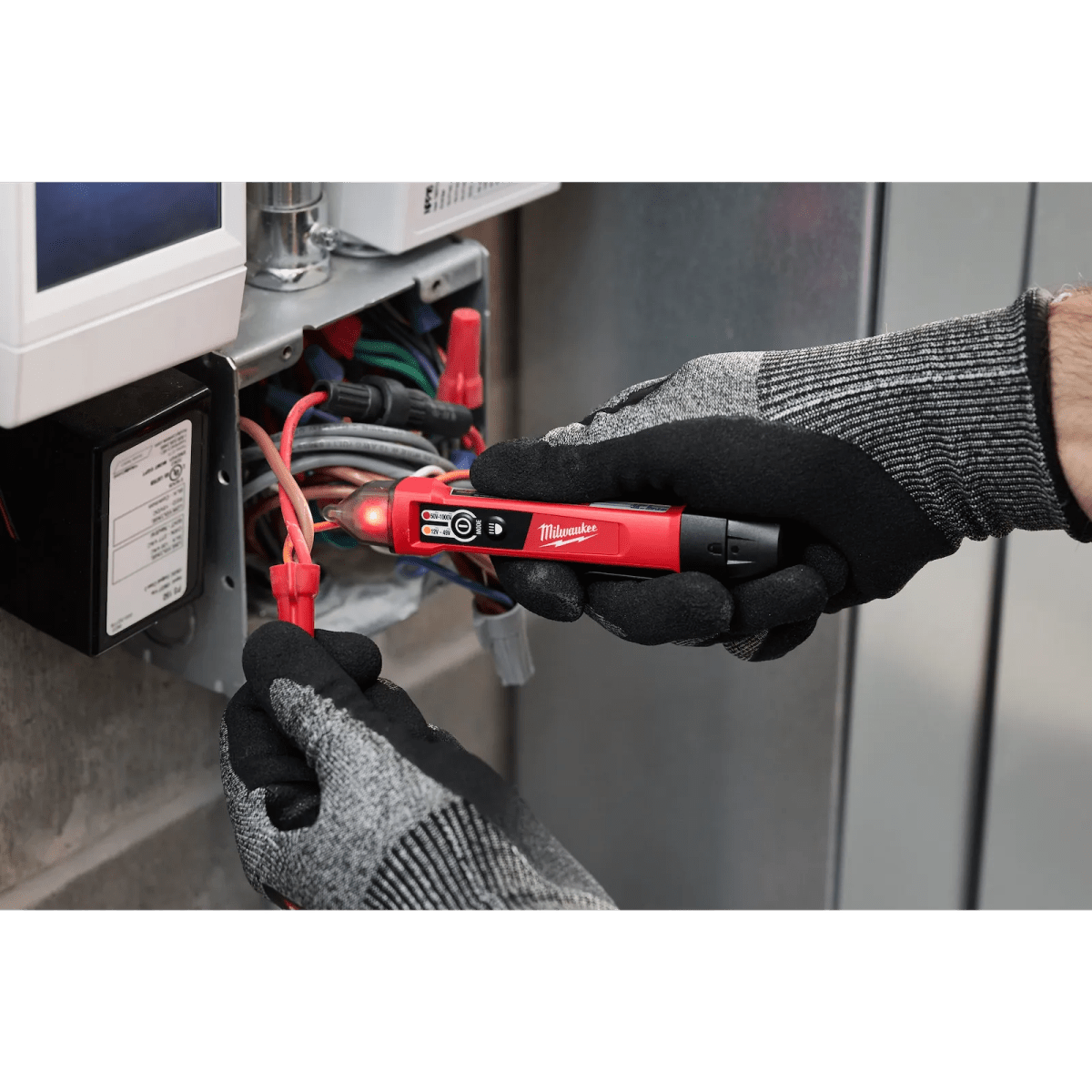 Detector de voltaje de doble rango con LED MILWAUKEE / 3203-204
