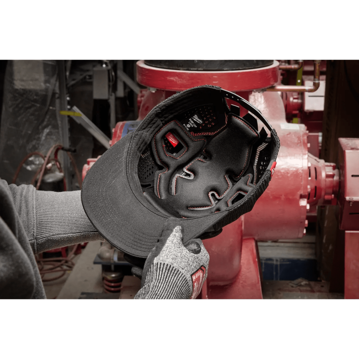 Gorra antigolpes con cierre trasero a presión MILWAUKEE / 48-73-10634