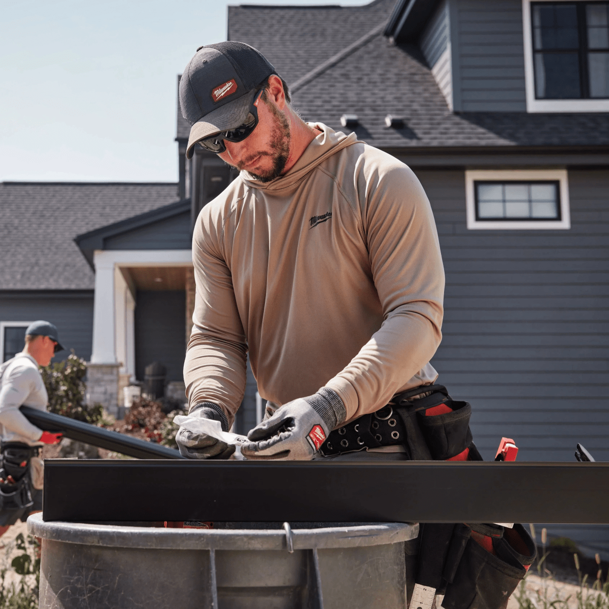 POLERA CON CAPUCHA WORKSKIN ARENA MILWAUKEE / M550NL2